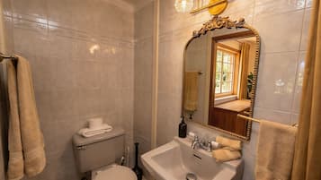 Ein Badezimmer mit Toilette, Waschbecken und Spiegel.