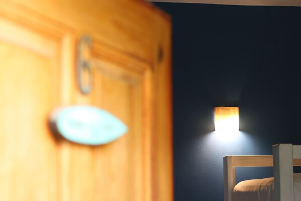 Standard Shared Dormitory, Men only | Laptop workspace - Experiencia Surf Camp (Brisas de Zicatela)