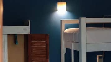 Dormitorio compartido estándar, solo para hombres | Espacio para trabajar con laptop