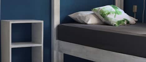 Dortoir Partagé Standard, hommes uniquement | Espace de travail pour ordinateur portable