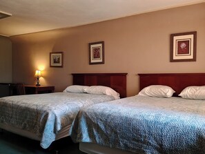 Escritorio, espacio para trabajar con laptop y cortinas blackout 