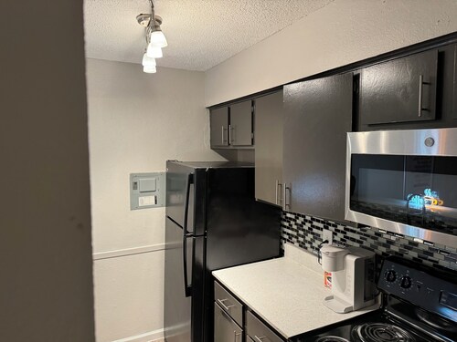 Cozy townhome in welcoming Arlington with fitness room, AC, WiFi