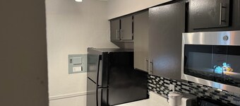 Cozy townhome in welcoming Arlington with fitness room, AC, WiFi
