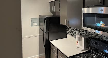 Cozy townhome in welcoming Arlington with fitness room, AC, WiFi