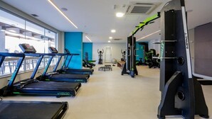 A gym with treadmills, weight machines, and exercise balls. - Olímpia Park Resort Reserve Temporada (Olímpia)