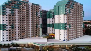 A high-rise hotel with multiple floors, a central courtyard, and a sign indicating it is part of the Ompia Park Resort. - Olímpia Park Resort Reserve Temporada (Olímpia)