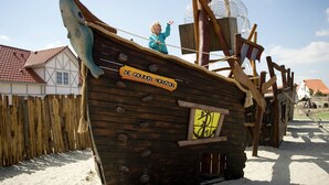 A wooden ship structure with a sign reading "DE GOUDEN HORZON".