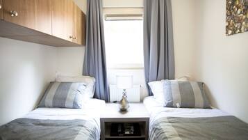 Nhà gỗ | 2 phòng ngủ, trang bị nội thất với thiết kế riêng biệt, bộ trải giường