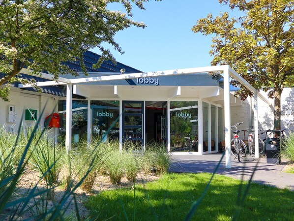 2 bedrooms, individually furnished, bed sheets - Cozy Chalet Near Beach at 600 m (Breskens)