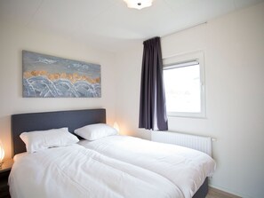 Chalet | 2 bedrooms, individually furnished, bed sheets - Cozy Chalet Near Beach at 600 m (Breskens)