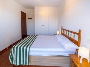 Casa | 3 dormitorios y tabla de planchar con plancha