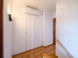 House | Interior - House in Catalonia Near the Sea (Sant Pere Pescador)