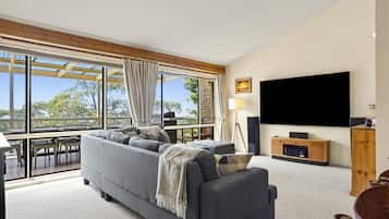 Smart TV, fireplace, ping pong