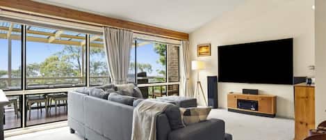 Smart TV, chimenea, mesa de ping pong