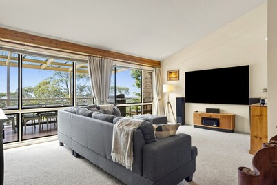 Azimuth – Family Retreat with Sauna, Garden & Scenic Views