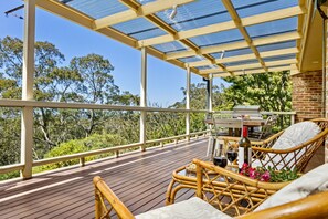 Outdoor dining - Azimuth - Spacious Family Retreat with City Views (Wentworth Falls)