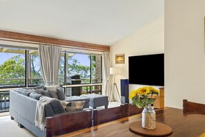 Smart-tv, eldstad och ett bordtennisbord