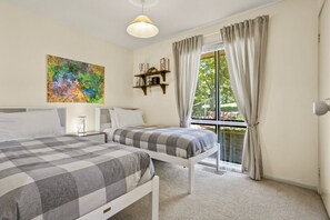 4 bedrooms, iron/ironing board, free WiFi, bed sheets - Azimuth - Spacious Family Retreat with City Views (Wentworth Falls)