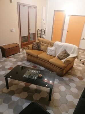 Een televisie, een open haard, een dvd-speler en een tafeltennistafel