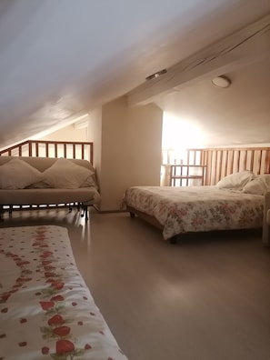 1 habitación, tabla de planchar con plancha, wifi gratis y ropa de cama 