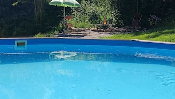 Een buitenzwembad