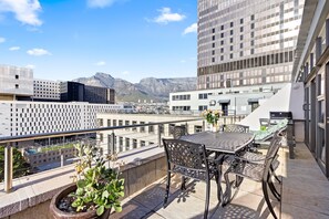 Outdoor dining - Fountain Suites 1102 (Cape Town)
