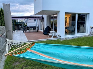 Outdoor dining - The cozy house - 15 min to Zurich main station; Free parking; Fitness; Kitchen (Urdorf)