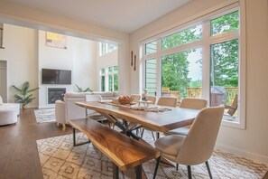 Dining - Northern Lights Chalet (Huntsville)