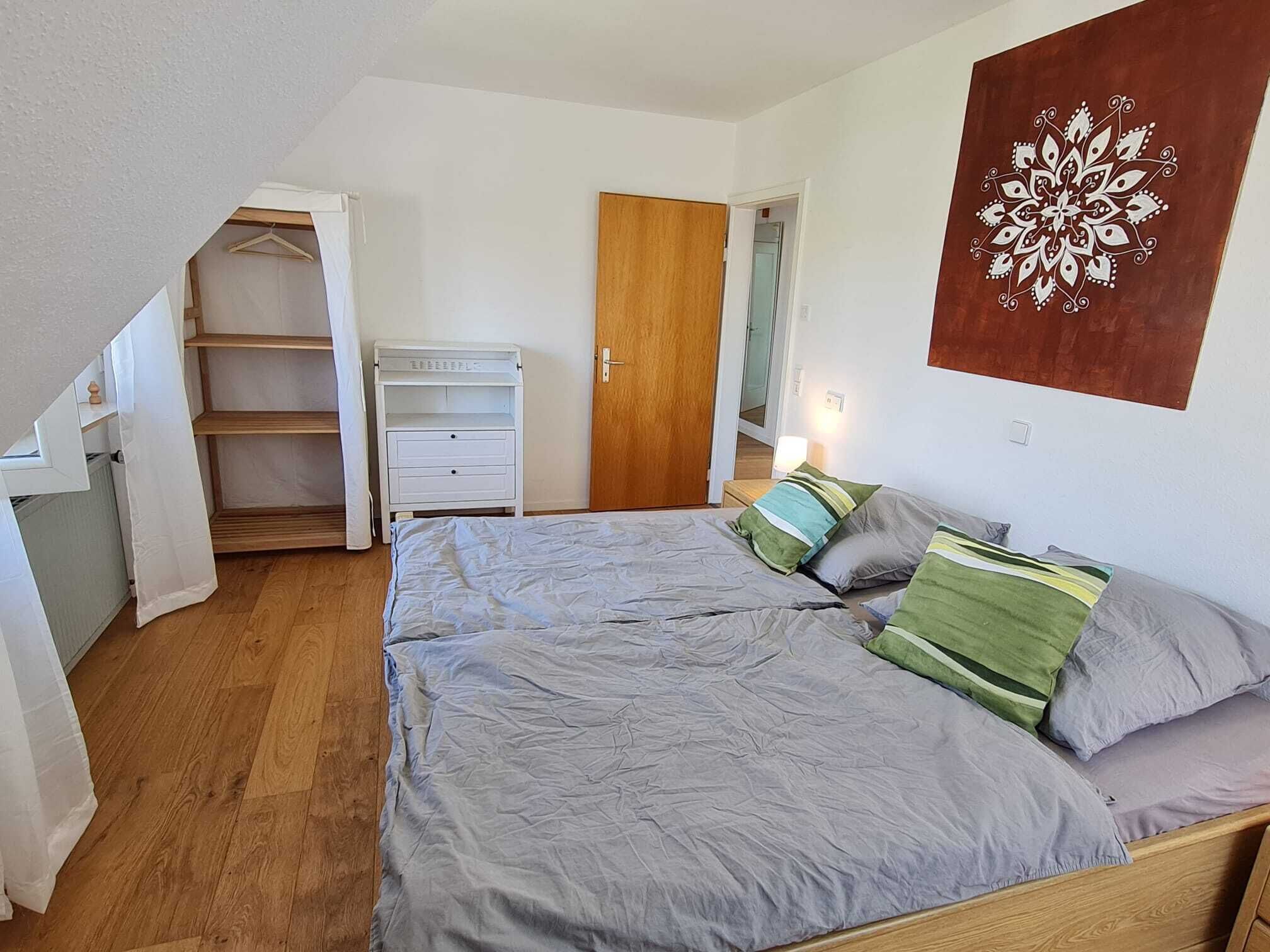 2 habitaciones, escritorio y tabla de planchar con plancha 