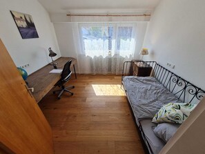2 soveværelser, skrivebord, strygejern/strygebræt, weekendseng