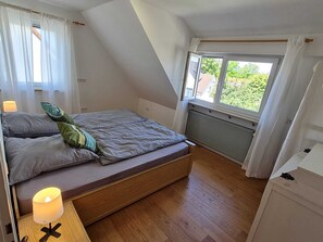 2 soverom, skrivebord, strykejern/-brett og reiseseng for barn