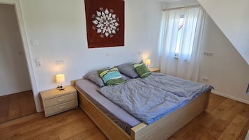 2 quartos, escrivaninha, ferros/tábuas de passar roupa, berço de viagem