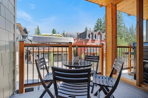 Outdoor dining - *BRAND NEW! Downtown 1 block from Main Street!* (Canmore)