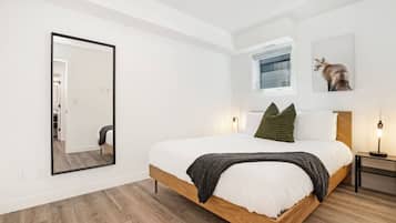 3 bedrooms, desk, iron/ironing board, travel cot
