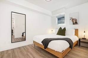 3 bedrooms, desk, iron/ironing board, travel cot