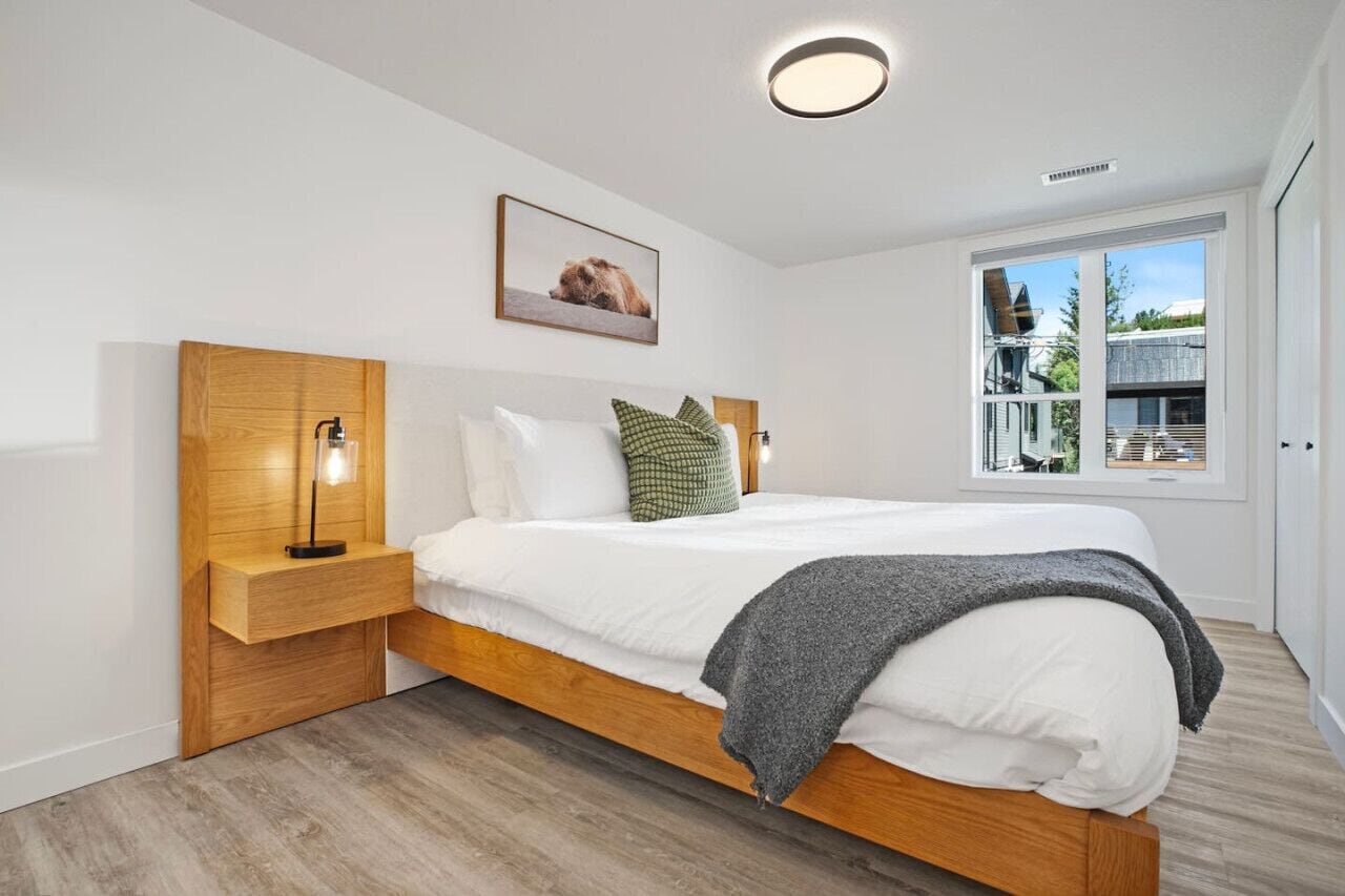 3 slaapkamers, een bureau, een strijkplank/strijkijzer, reisbedje