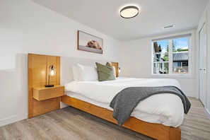 3 bedrooms, desk, iron/ironing board, travel cot - *BRAND NEW! Downtown 1 block from Main Street!* (Canmore)