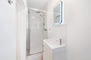 Dusche, Handtücher, Shampoo