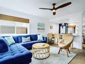 Smart TV, books - Modern Condo w/AC, 1 BLOCK FROM OCEAN (Oceanside)