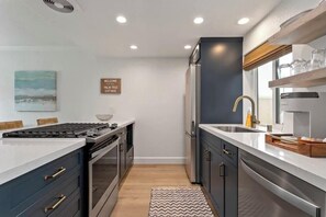 Fridge, microwave, oven, stovetop - Modern Condo w/AC, 1 BLOCK FROM OCEAN (Oceanside)