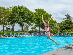 Chalet | Pool - Comfortable Air-conditioned Chalet in Limburg (Gulpen)