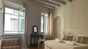 Une chambre à coucher avec un lit, une chaise, un bureau et une fenêtre.