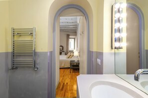 1 bedroom, in-room safe, iron/ironing board, free WiFi