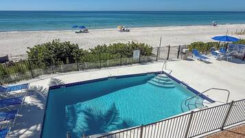 Een buitenzwembad, een verwarmd zwembad