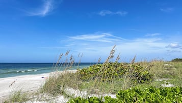 Aan het strand, ligstoelen aan het strand, strandlakens