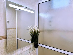 シャワー、ヘアドライヤー、タオル