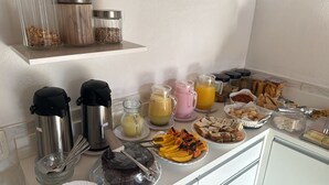 Un buffet proposant une variété de plats, de boissons et d’accompagnements.