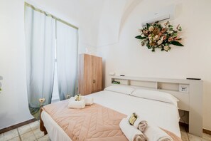 1 dormitorio, tabla de planchar con plancha, wifi y ropa de cama