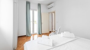 Ein Hotelzimmer mit einem Bett, einem Sessel und einem Schreibtisch.