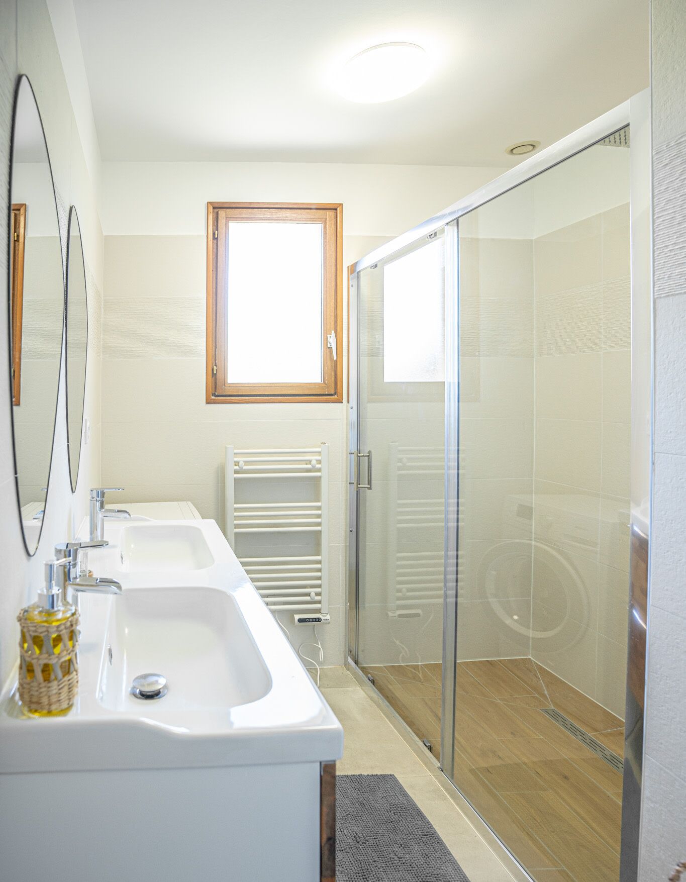 Douche, articles de toilette gratuits, sèche-cheveux